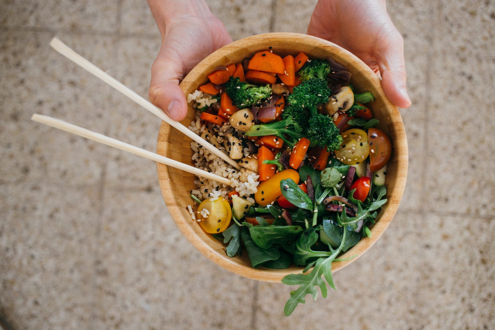 Bowl vegano con verduras y arroz