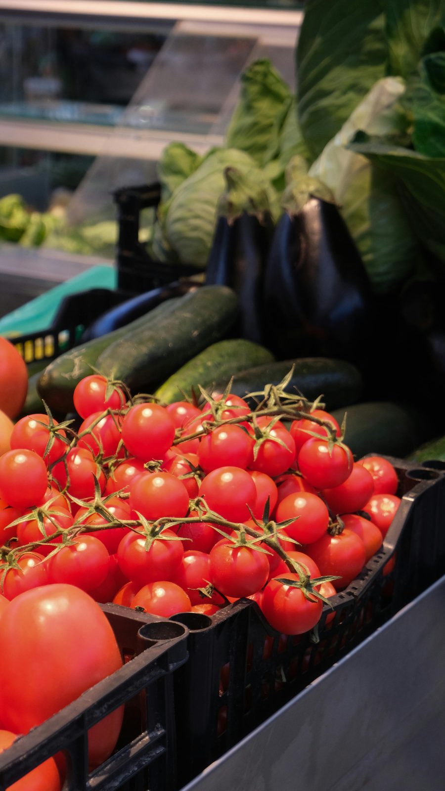 Tomates, berenjenas y verduras frescas en el mercado