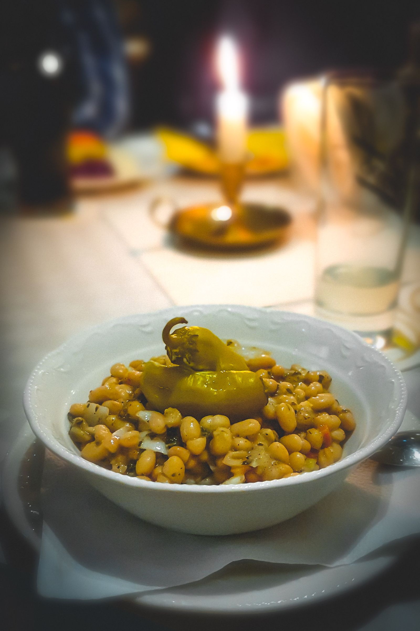 Alubias guisadas servidas en un plato hondo