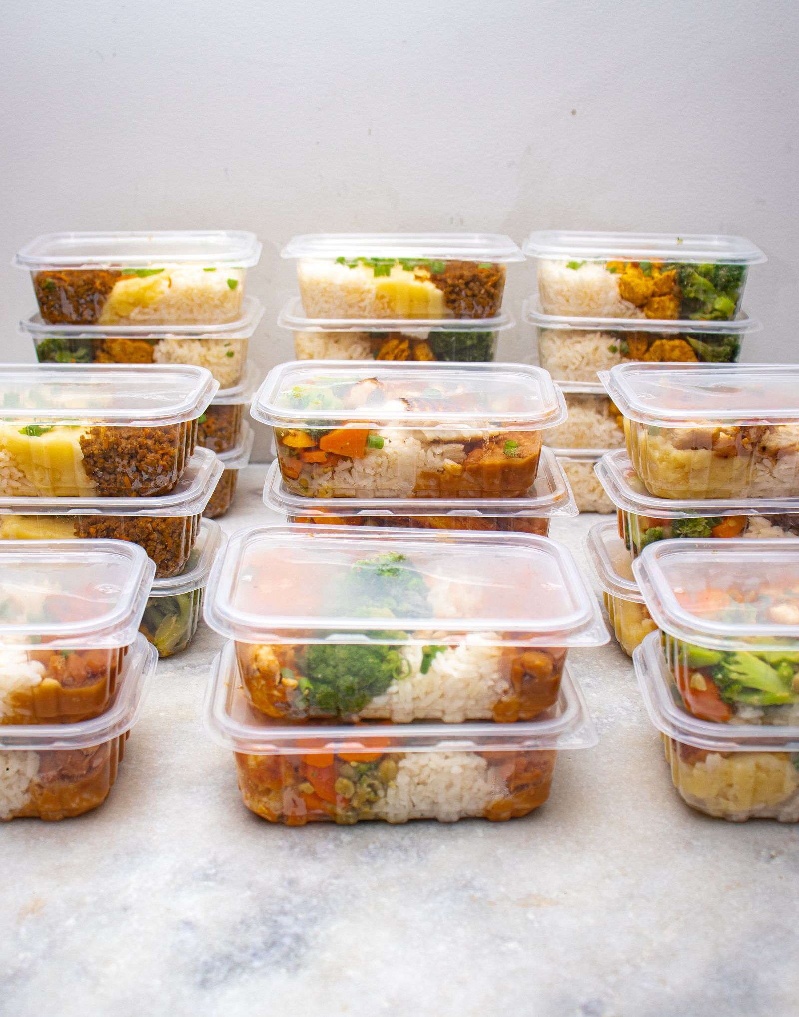 Recipientes con comida cocinada para varios días