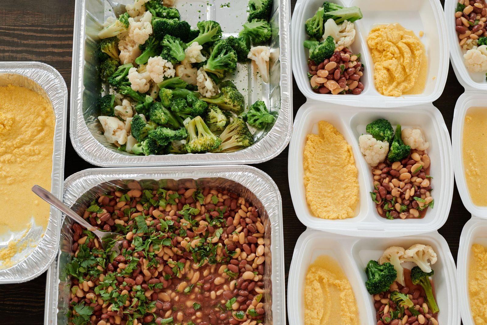 Raciones de comida repartidas en recipientes para toda la semana