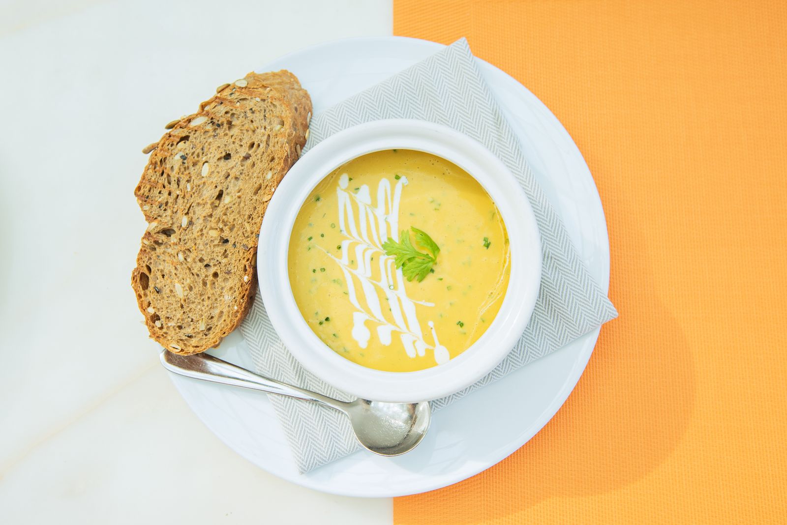 Cena ligera con un bol de crema de verduras