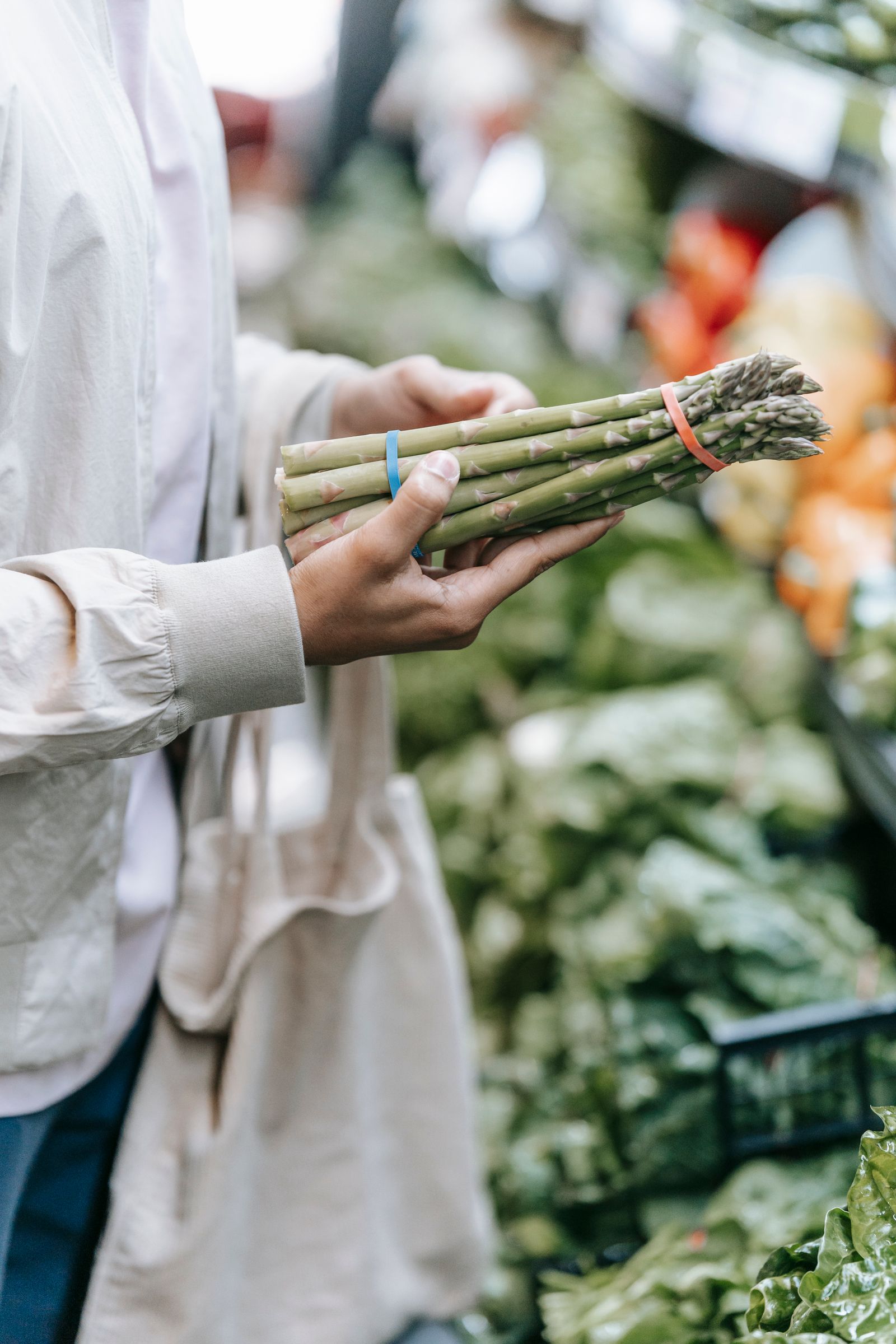 Sección de verduras frescas del supermercado
