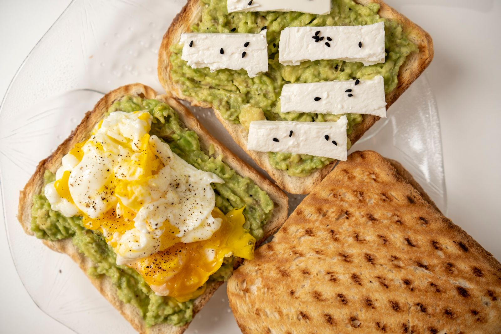 Desayuno rápido con avena y fruta servido en un bol