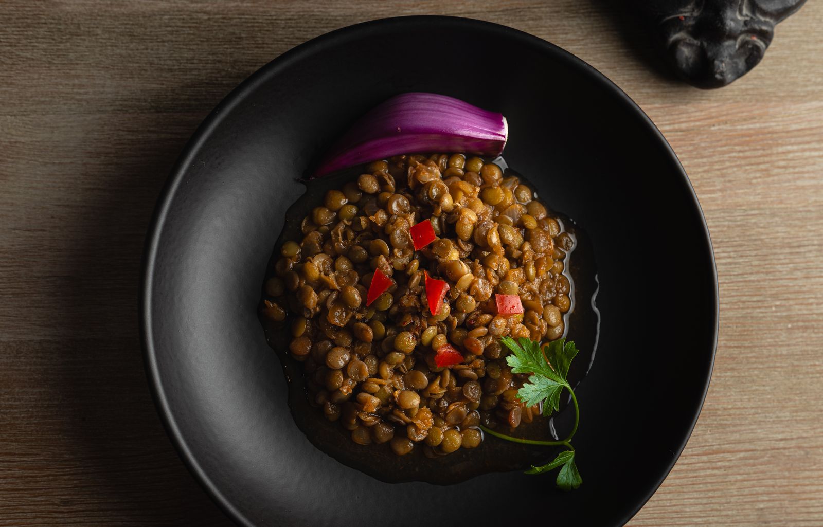 Sartén con garbanzos guisados con pimiento y perejil