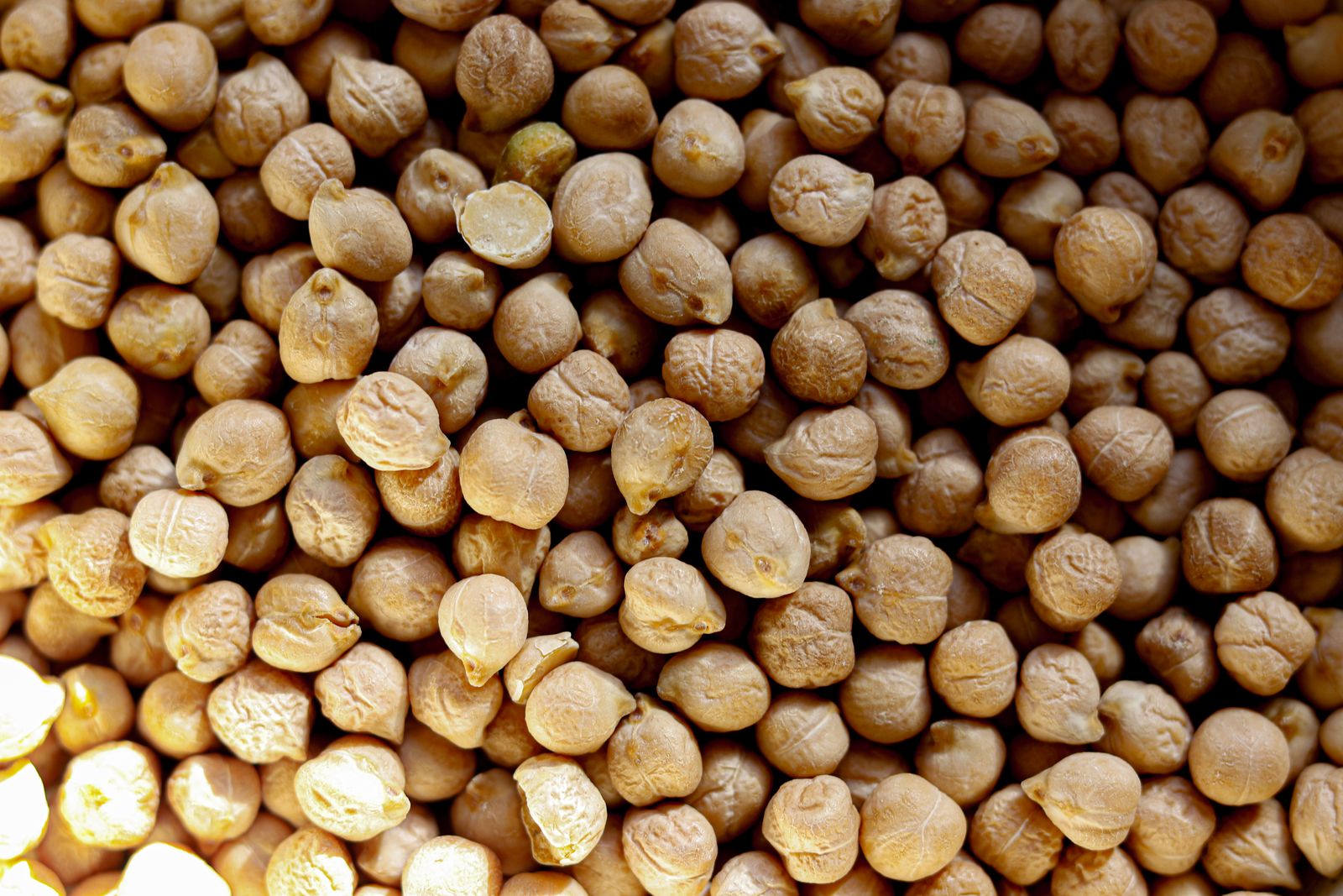 Garbanzos en un cuenco, proteína vegetal barata