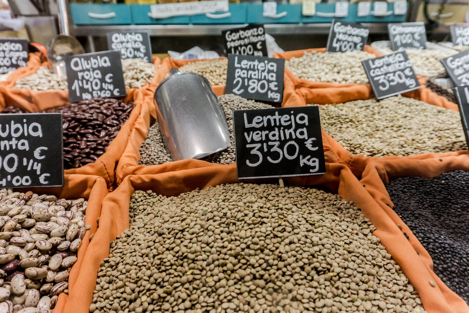 Sacos de legumbres a granel en un puesto de mercado