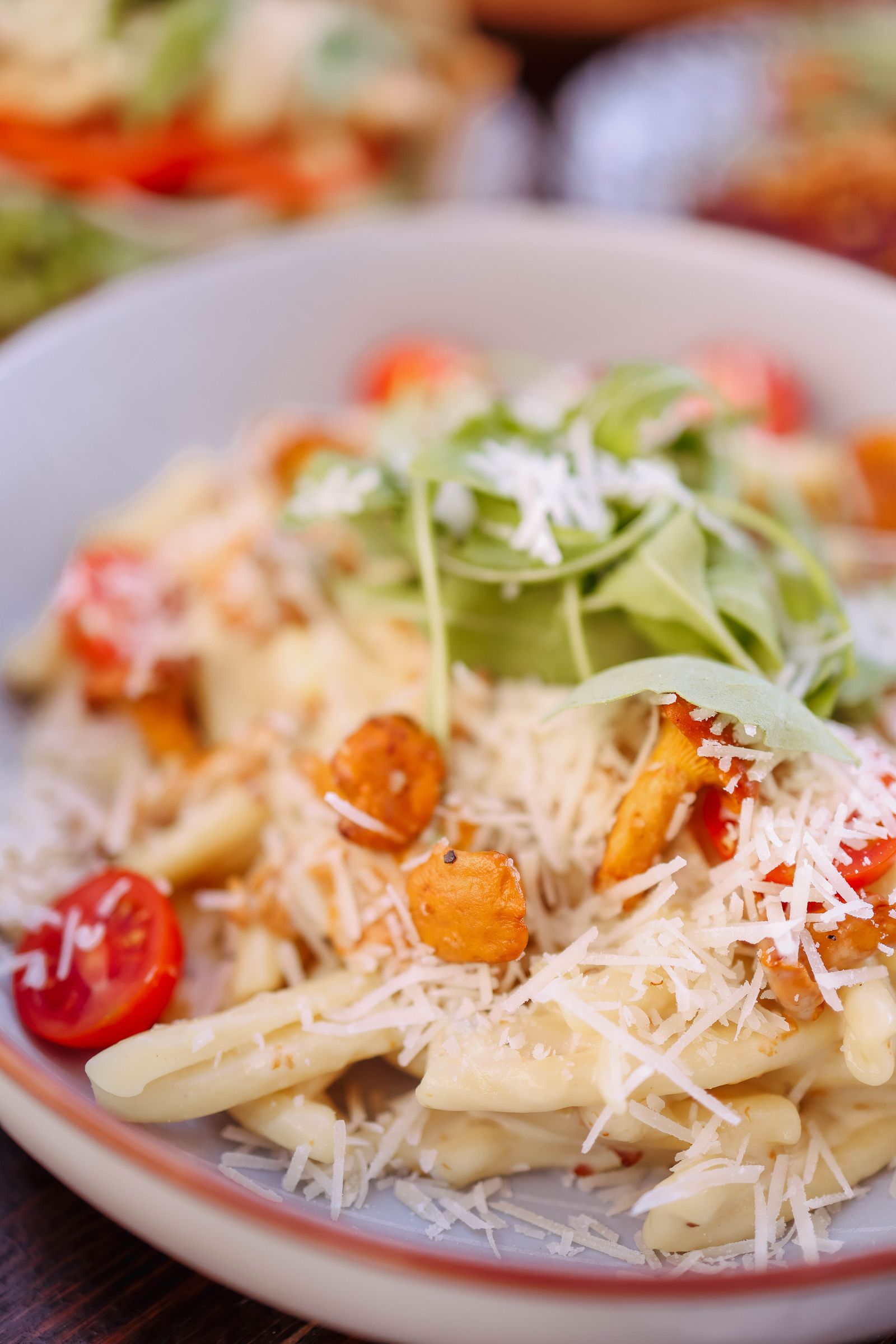 Plato de pasta servido en mesa