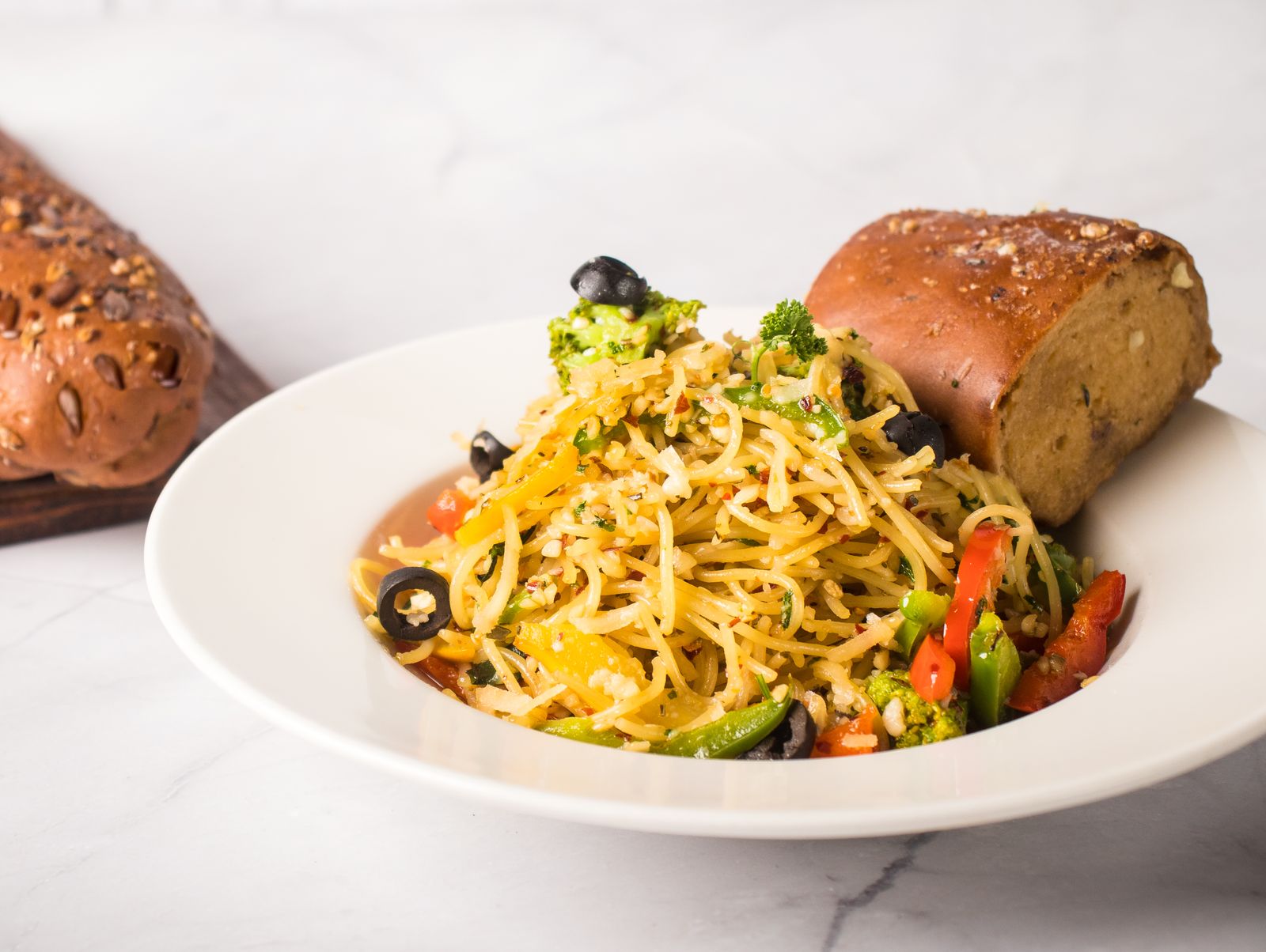 Plato de pasta salteada con verduras
