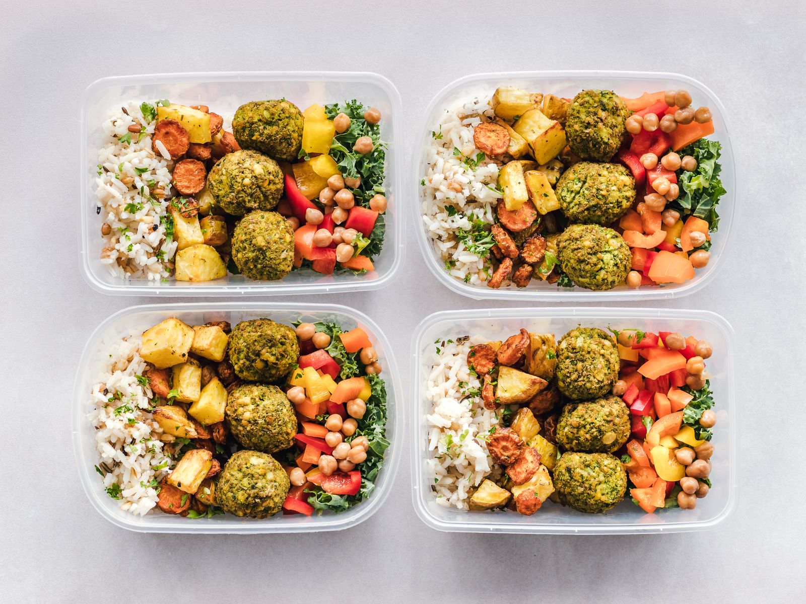 Varios platos vegetarianos preparados y colocados sobre la mesa